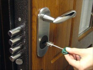 Как открыть закрытую дверь без ключа